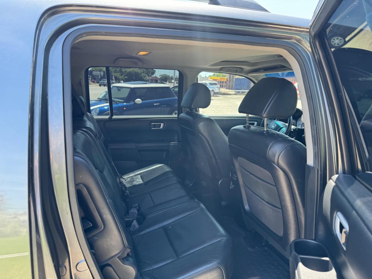 2010 Gray Honda Pilot (5FNYF3H5XAB) , Automatic transmission, located at 3624 Hemphill St., Fort Worth, TX, 76110, (817) 926-8921, 32.696205, -97.331985 - Photo#4